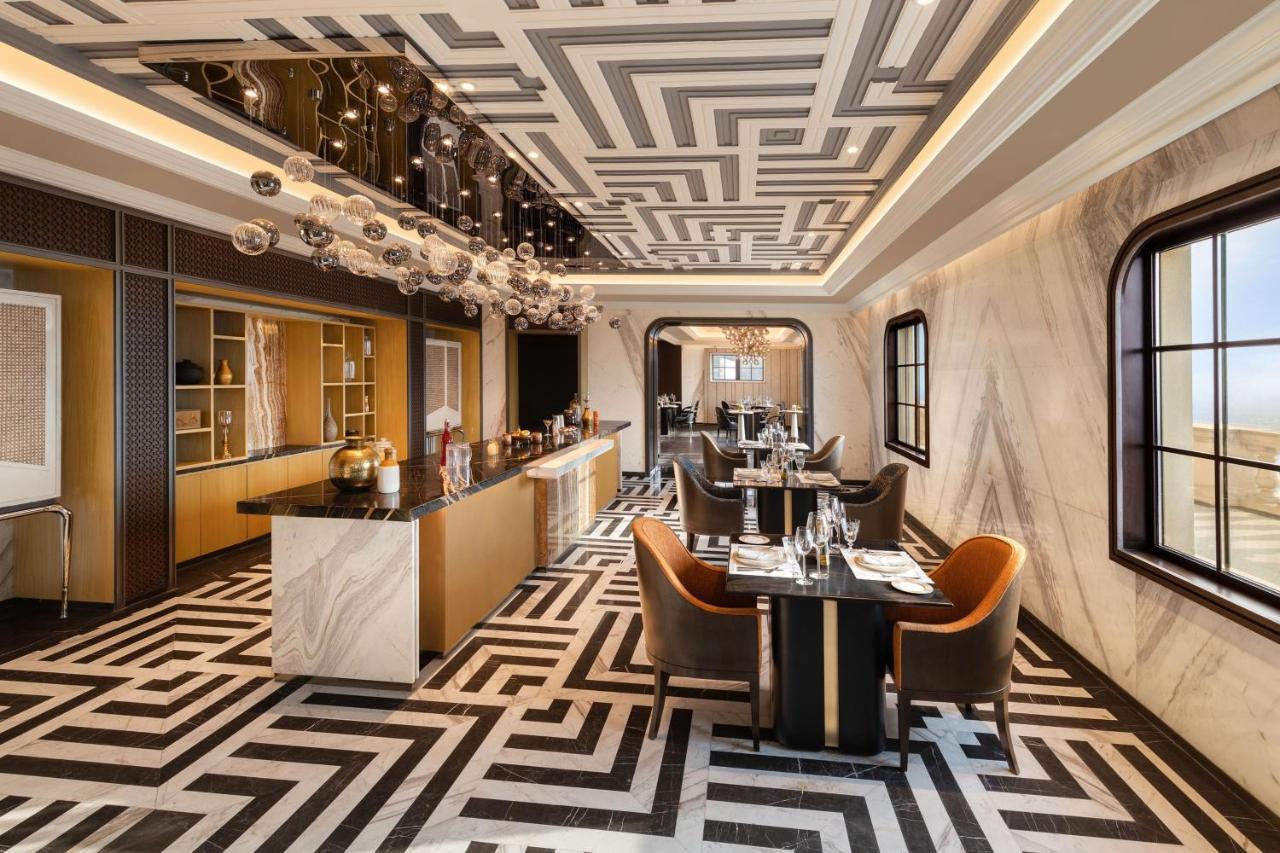 Itc Royal Bengal, A Luxury Collection Hotel, Kolkata Ngoại thất bức ảnh The restaurant on board